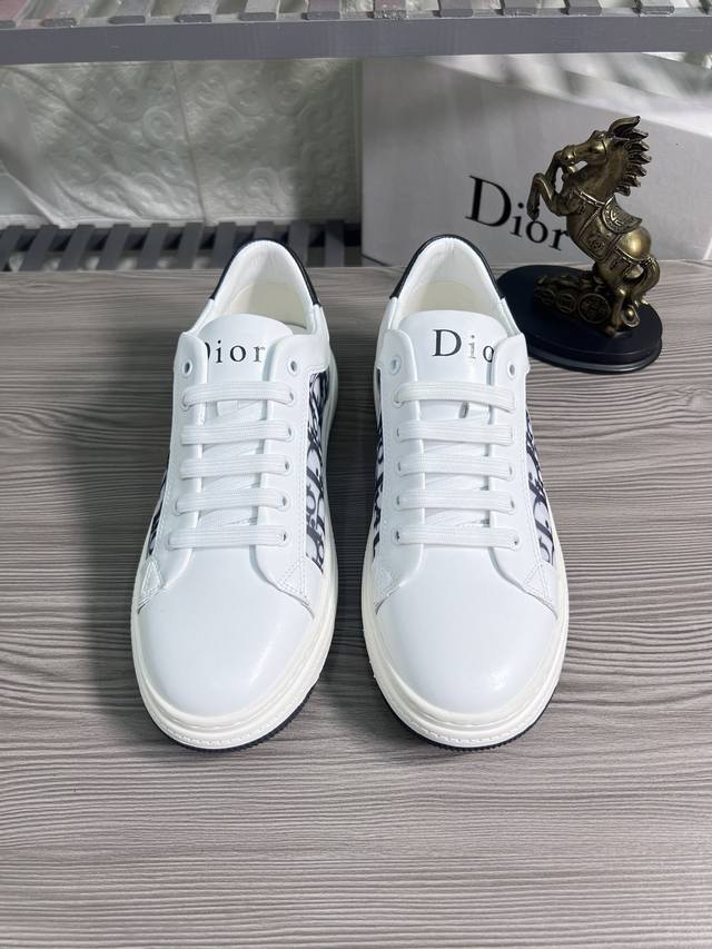 Dior -高端品质 原单 2024早春 -鞋面：Sp高级牛二层 顶级丝光立体面料 -内里：内里；高级羊皮里，垫脚；顶级牛皮 -大底：超轻精品橡胶； -超高品控